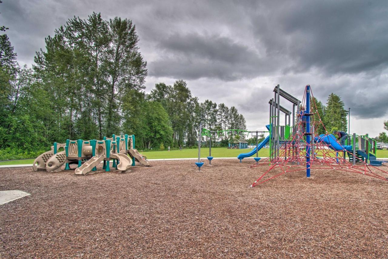 Charming Updated Retreat Walk To Lake Stevens! Экстерьер фото